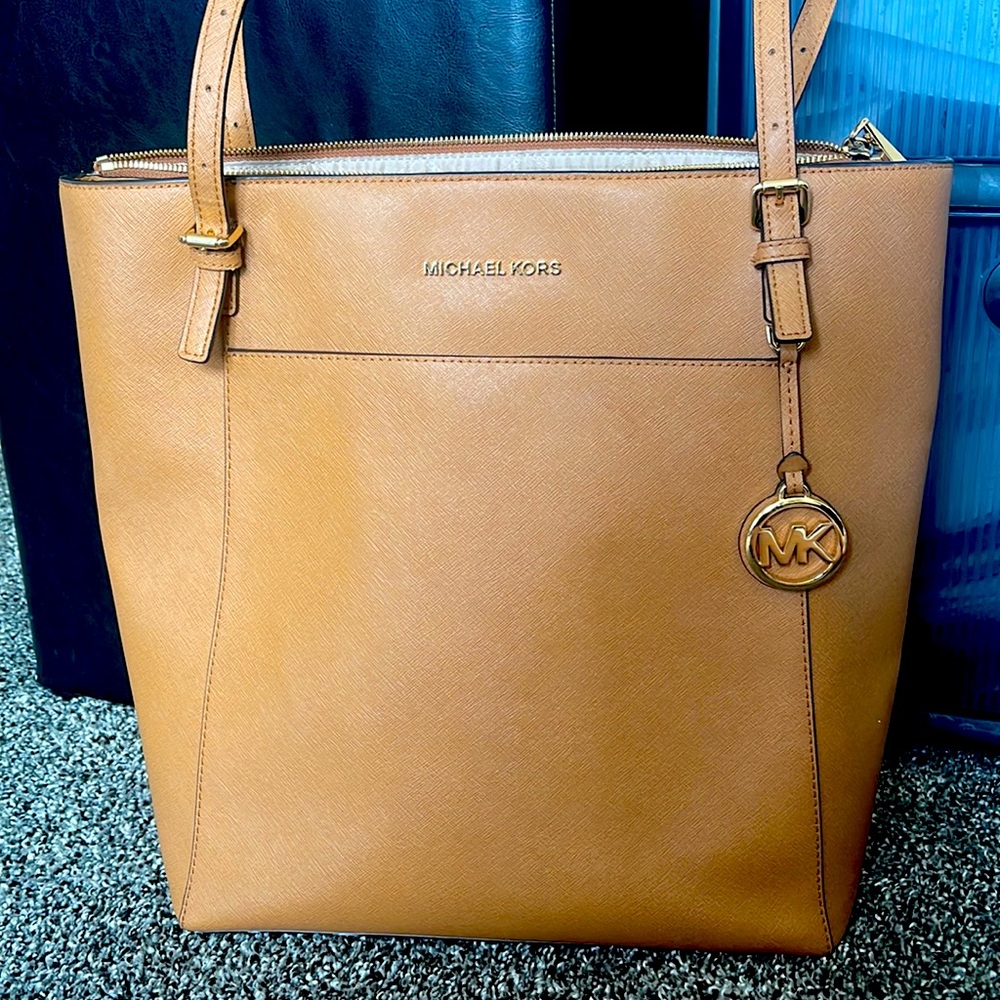 Michael Kors camel color JetSet purse with a lot of pockets !